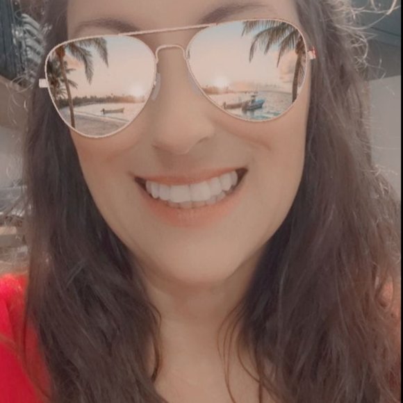 Meet your Posher, Beth - Picture 3 of 5